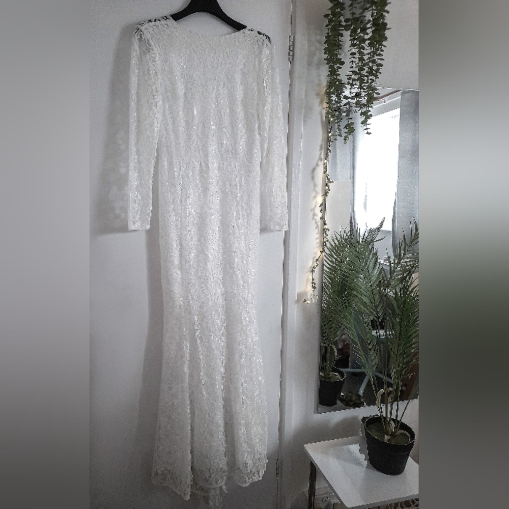 Fitted White Lace Gown with V Back - Picture 2 of 2